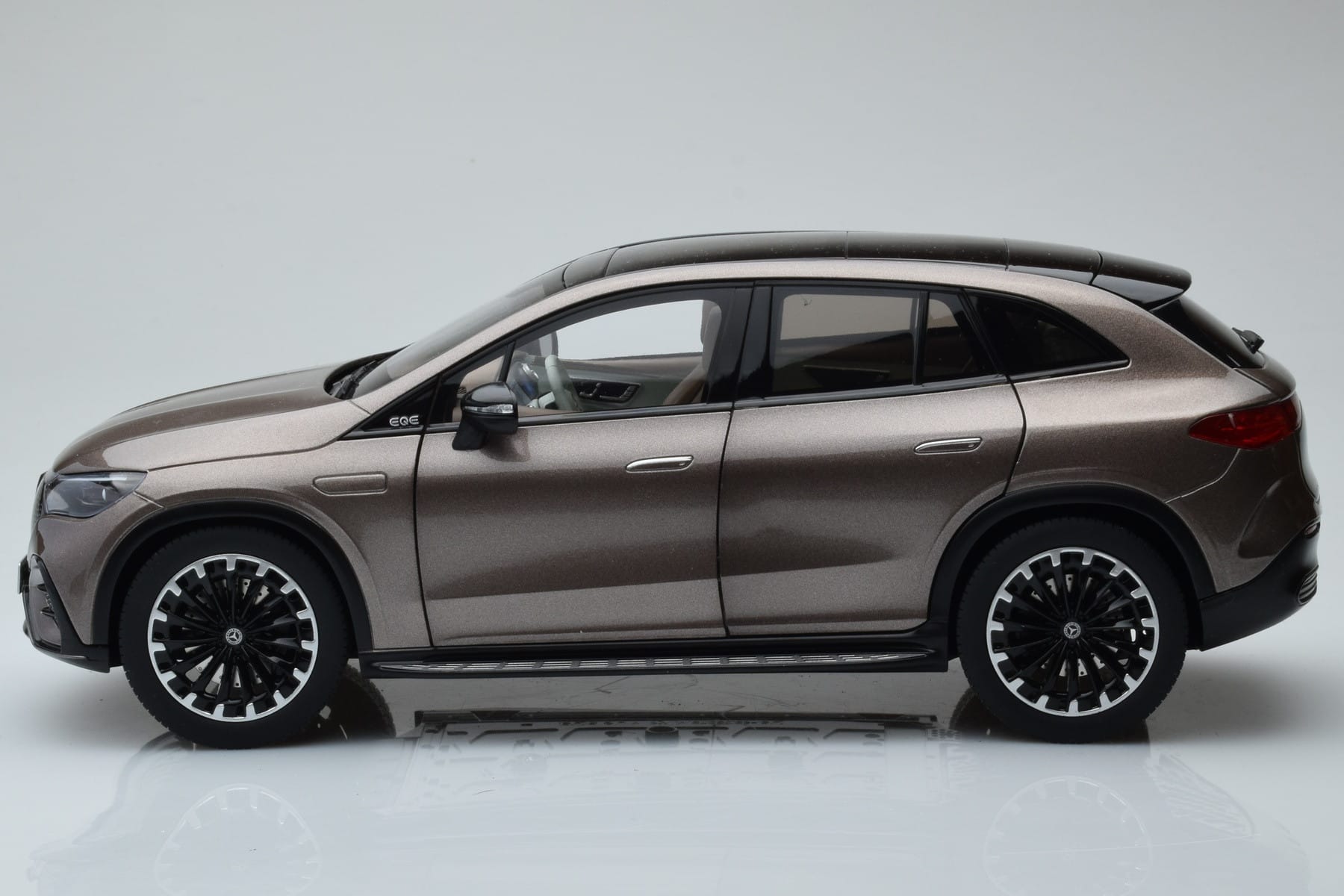 Mercedes EQE SUV X294 AMG Line Velvet Brown NZG 1:18 B66960836 Diecast — photo 4 of 8