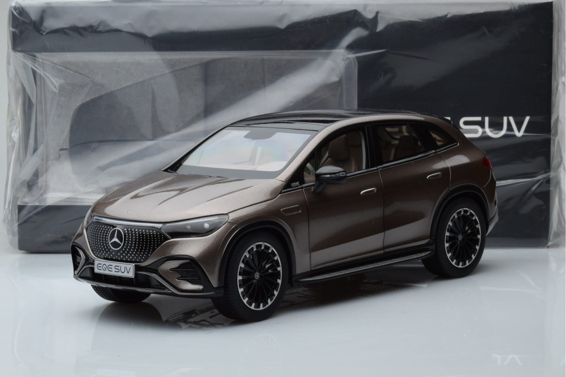Mercedes EQE SUV X294 AMG Line Velvet Brown NZG 1:18 B66960836 Diecast — photo 8 of 8