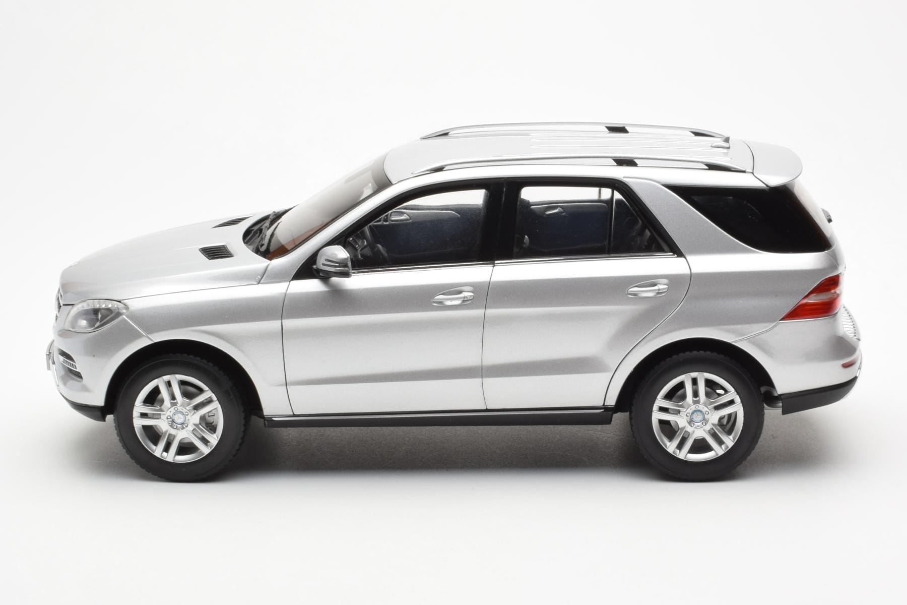 Mercedes M-Class W166 Iridium Silver Metallic Minichamps 1:18 B66960064 Diecast — photo 4 of 8