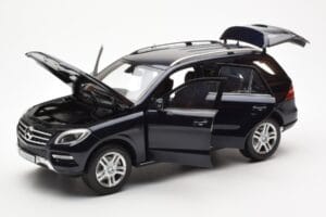 Mercedes M-Class W166 Tansanite Blue Metallic Minichamps 1:18 B66960065 Diecast — photo 2 of 8