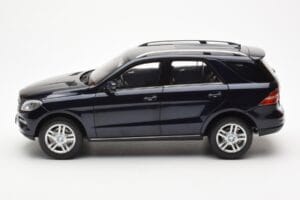 Mercedes M-Class W166 Tansanite Blue Metallic Minichamps 1:18 B66960065 Diecast — photo 4 of 8