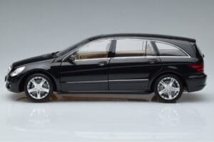 Mercedes R-Class W251 Obsidian Black Minichamps 1:18 B66962325 Diecast — photo 4 of 7
