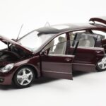 Mercedes R-Class W251 Red Metallic Minichamps 1:18 - image 2 of 8