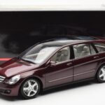 Mercedes R-Class W251 Red Metallic Minichamps 1:18 - image 8 of 8