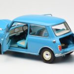 Morris Mini Minor Blue Kyosho 1:18 08964BL - image 5 of 8