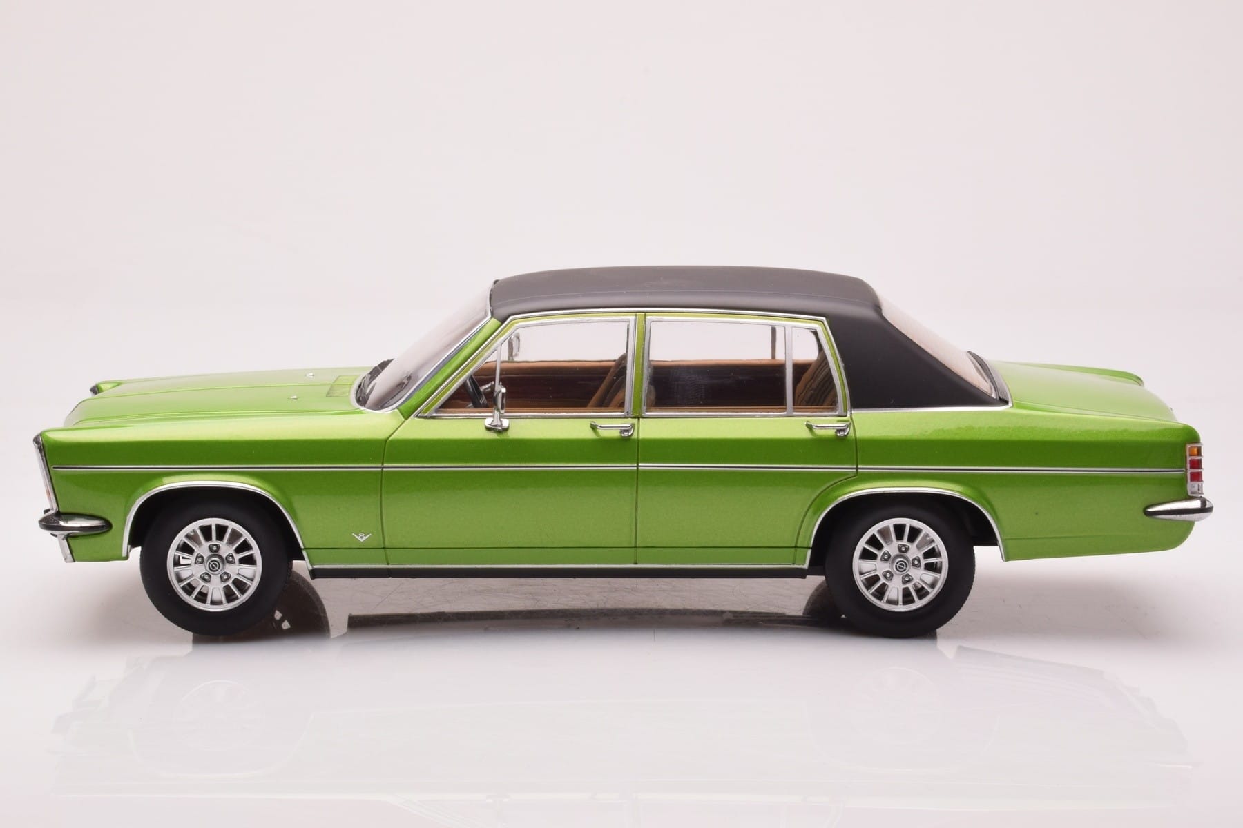 Opel Diplomat B Green Metallic MCG 1:18 MCG18337 Diecast — photo 3 of 6