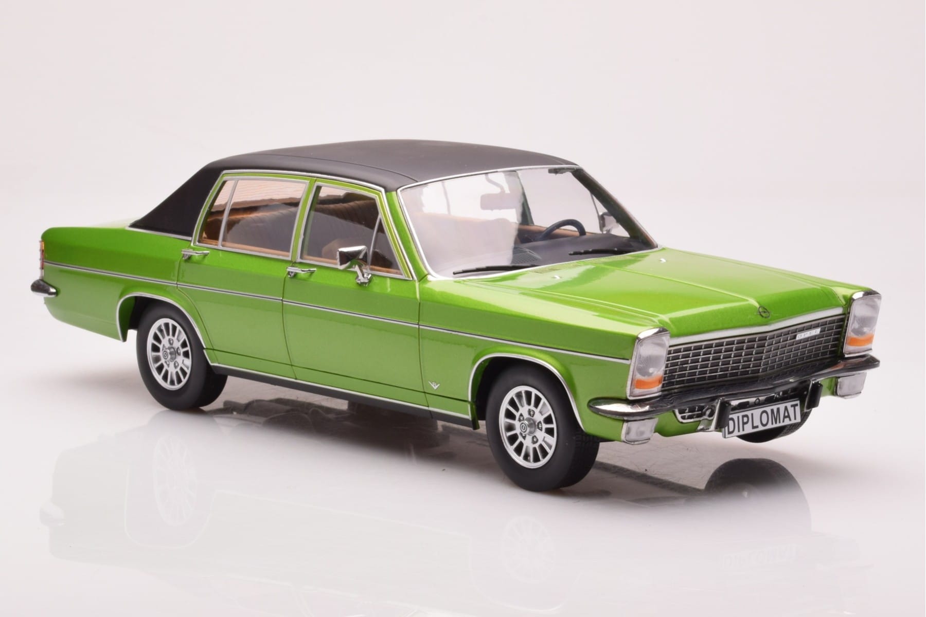 Opel Diplomat B Green Metallic MCG 1:18 MCG18337 Diecast — photo 4 of 6