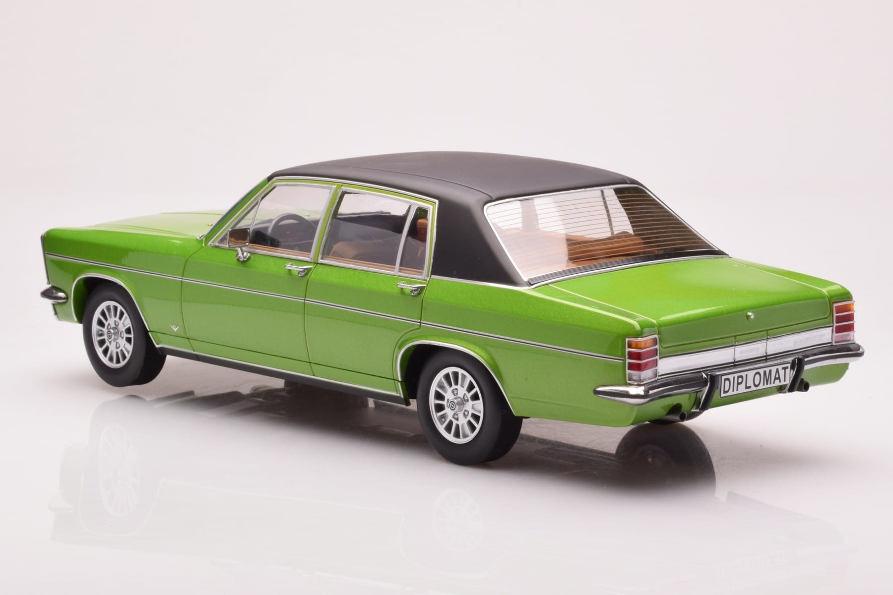 Opel Diplomat B Green Metallic MCG 1:18 MCG18337 Diecast — photo 5 of 6