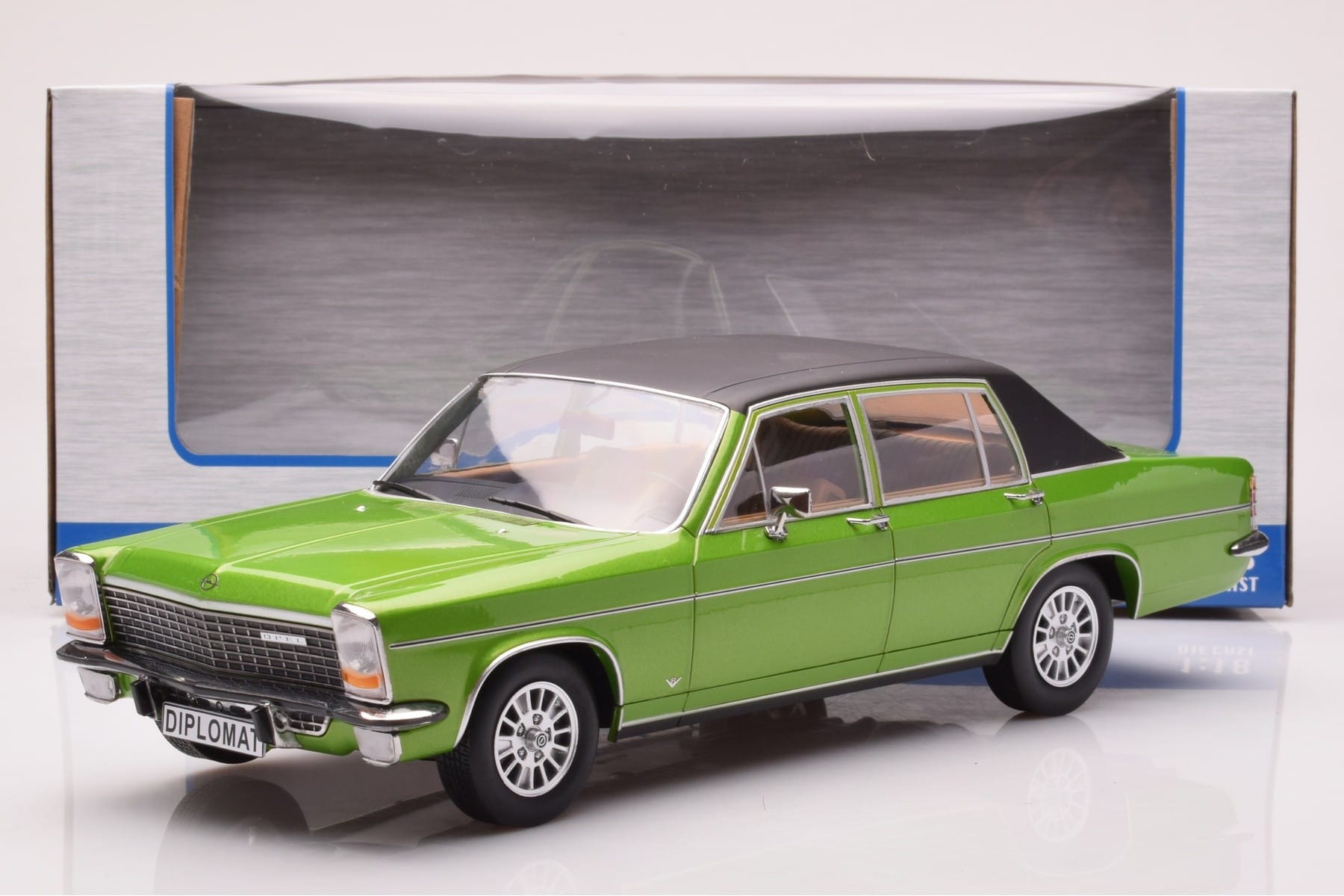 Opel Diplomat B Green Metallic MCG 1:18 MCG18337 Diecast — photo 6 of 6