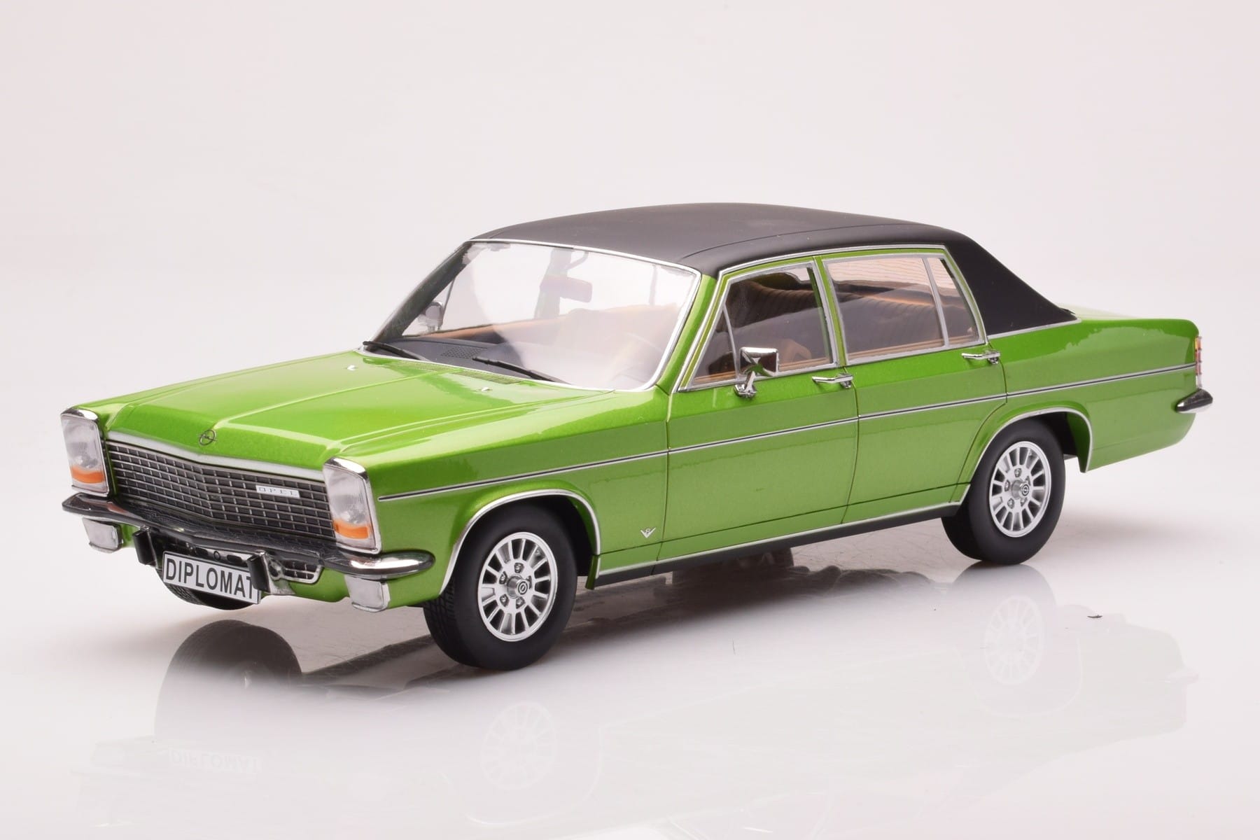 Opel Diplomat B Green Metallic MCG 1:18 MCG18337 Diecast