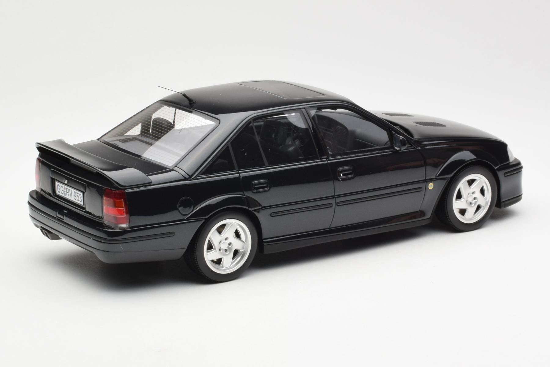 Opel Omega A Lotus Imperial Dark Green Metallic Otto 1:18 OT153 Resin — photo 2 of 6