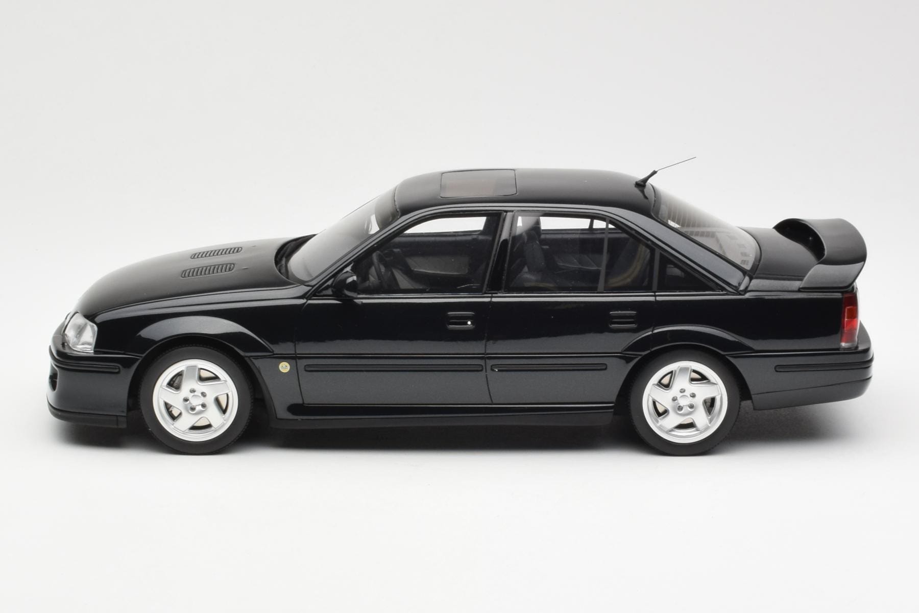 Opel Omega A Lotus Imperial Dark Green Metallic Otto 1:18 OT153 Resin — photo 3 of 6