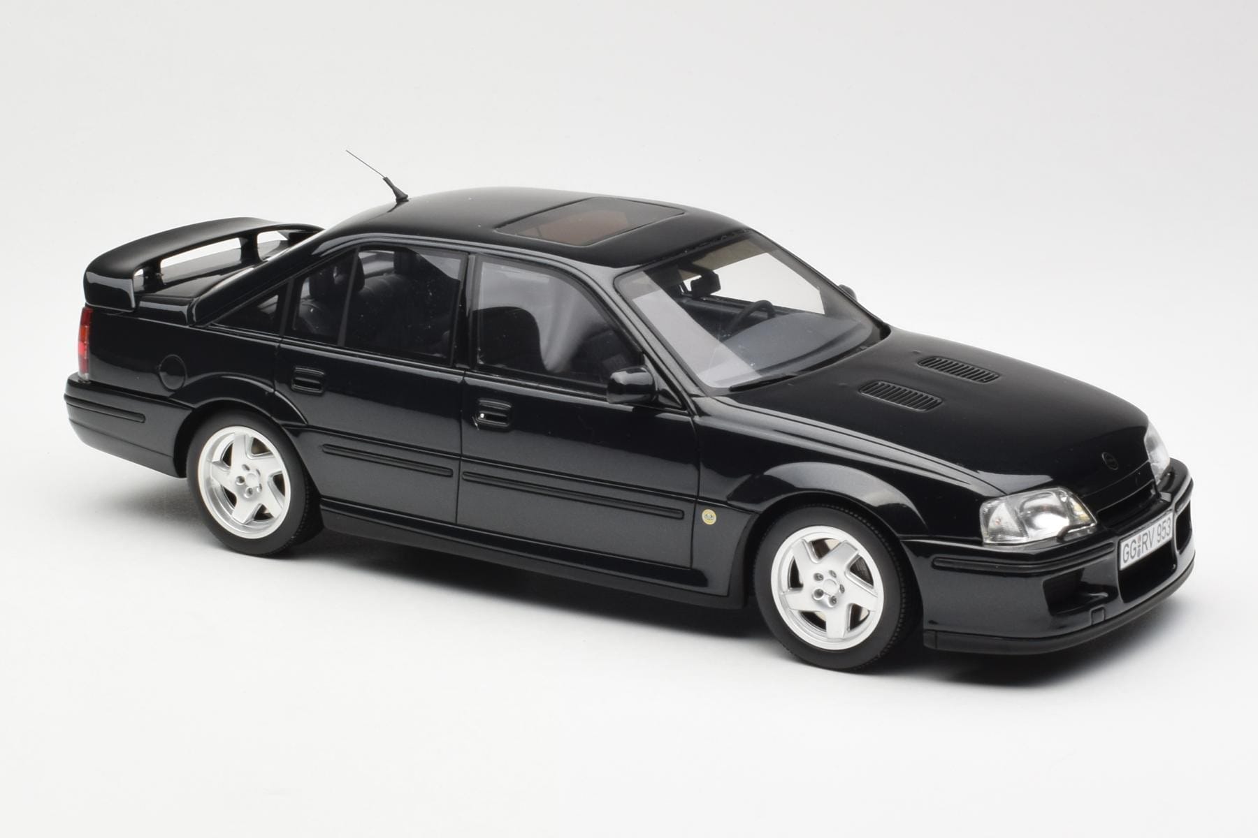 Opel Omega A Lotus Imperial Dark Green Metallic Otto 1:18 OT153 Resin — photo 4 of 6