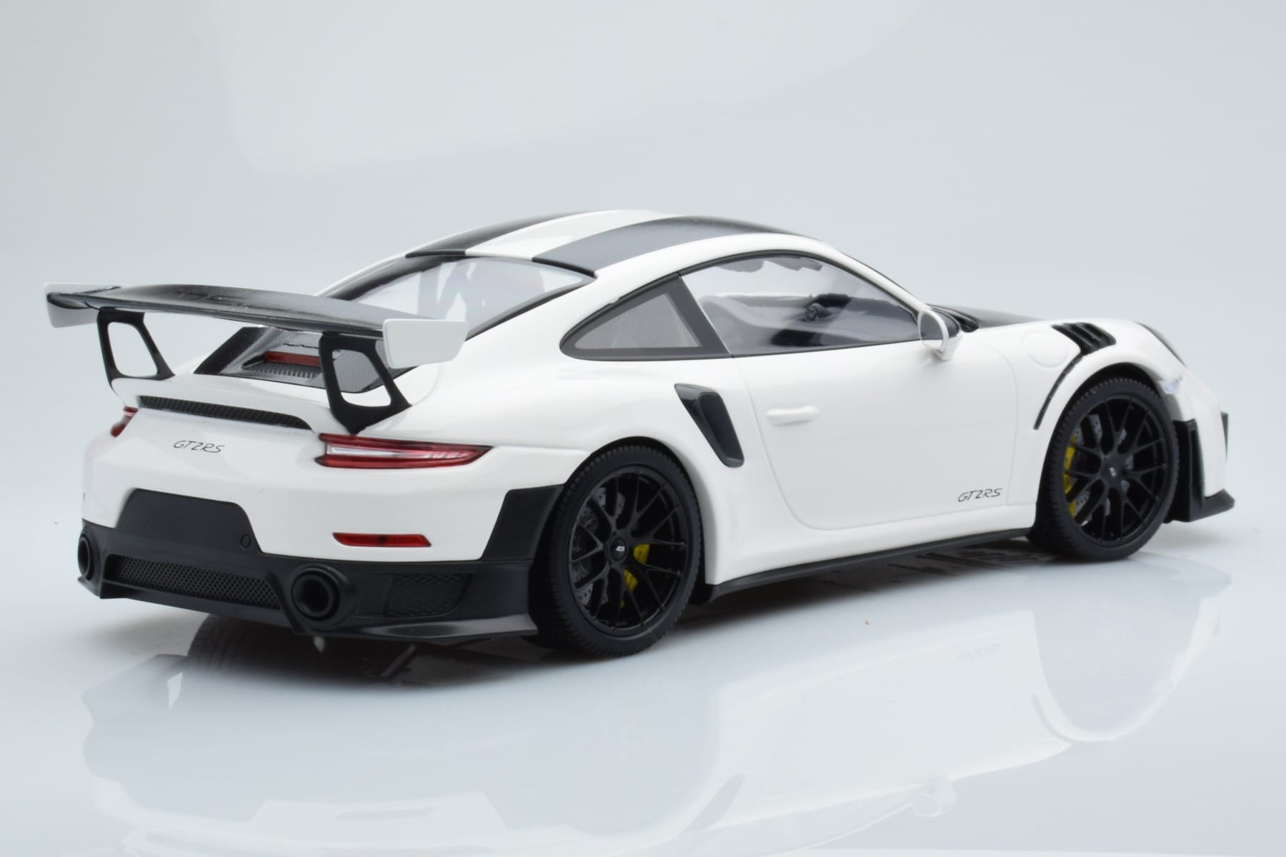 Porsche 911 GT2 RS 991.2 Weissach Package White Black Magnesium Wheels Minichamps 1:18 153068309 Diecast — photo 2 of 6