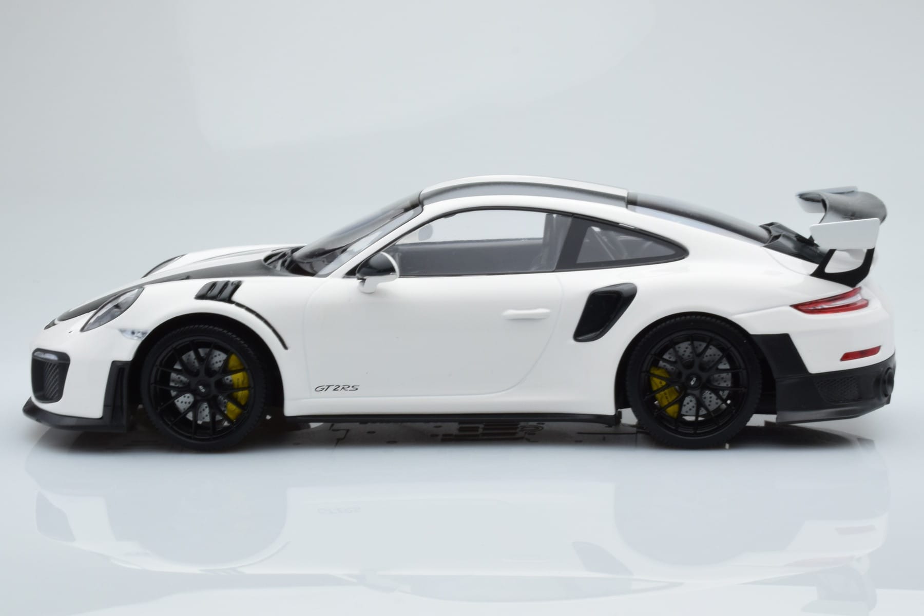 Porsche 911 GT2 RS 991.2 Weissach Package White Black Magnesium Wheels Minichamps 1:18 153068309 Diecast — photo 3 of 6