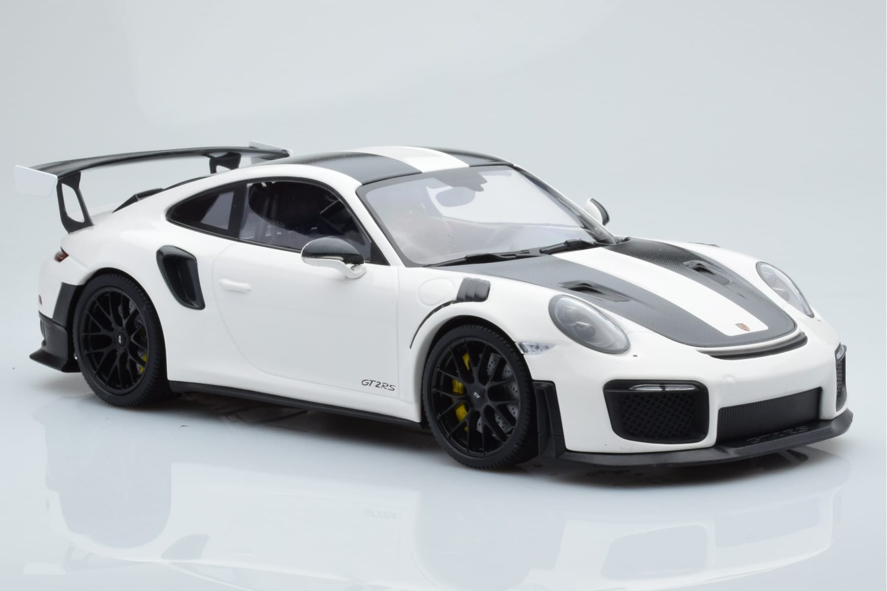 Porsche 911 GT2 RS 991.2 Weissach Package White Black Magnesium Wheels Minichamps 1:18 153068309 Diecast — photo 4 of 6