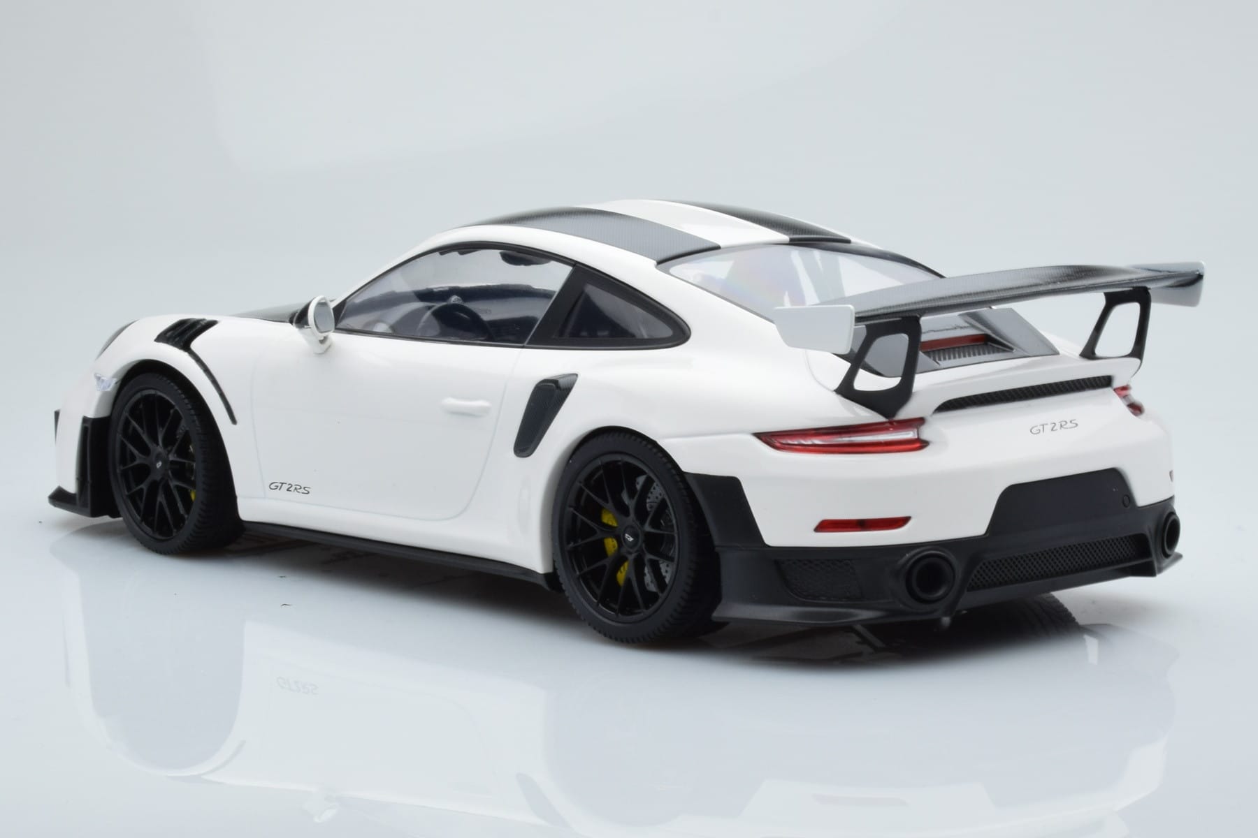 Porsche 911 GT2 RS 991.2 Weissach Package White Black Magnesium Wheels Minichamps 1:18 153068309 Diecast — photo 5 of 6