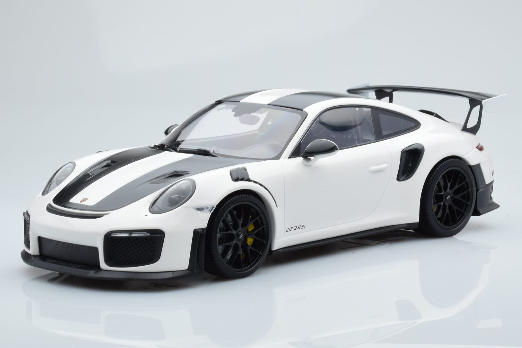 Porsche 911 GT2 RS 991.2 Weissach Package White Black Magnesium Wheels Minichamps 1:18 153068309 Diecast