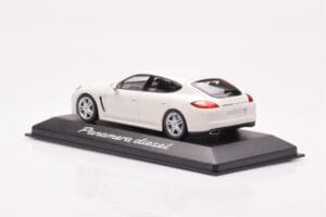 Porsche Panamera 970 Diesel Carrara White Minichamps 1:43 WAP0200090C Diecast — photo 3 of 4