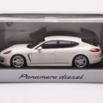 Porsche Panamera 970 Diesel Carrara White Minichamps 1:43 - image 4 of 4