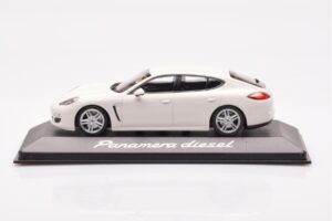 Porsche Panamera 970 Diesel Carrara White Minichamps 1:43