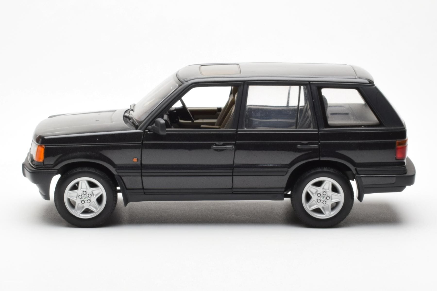Range Rover P38 4.6 HSE Black Metallic AUTOart 1:18 70017 Diecast — photo 4 of 9