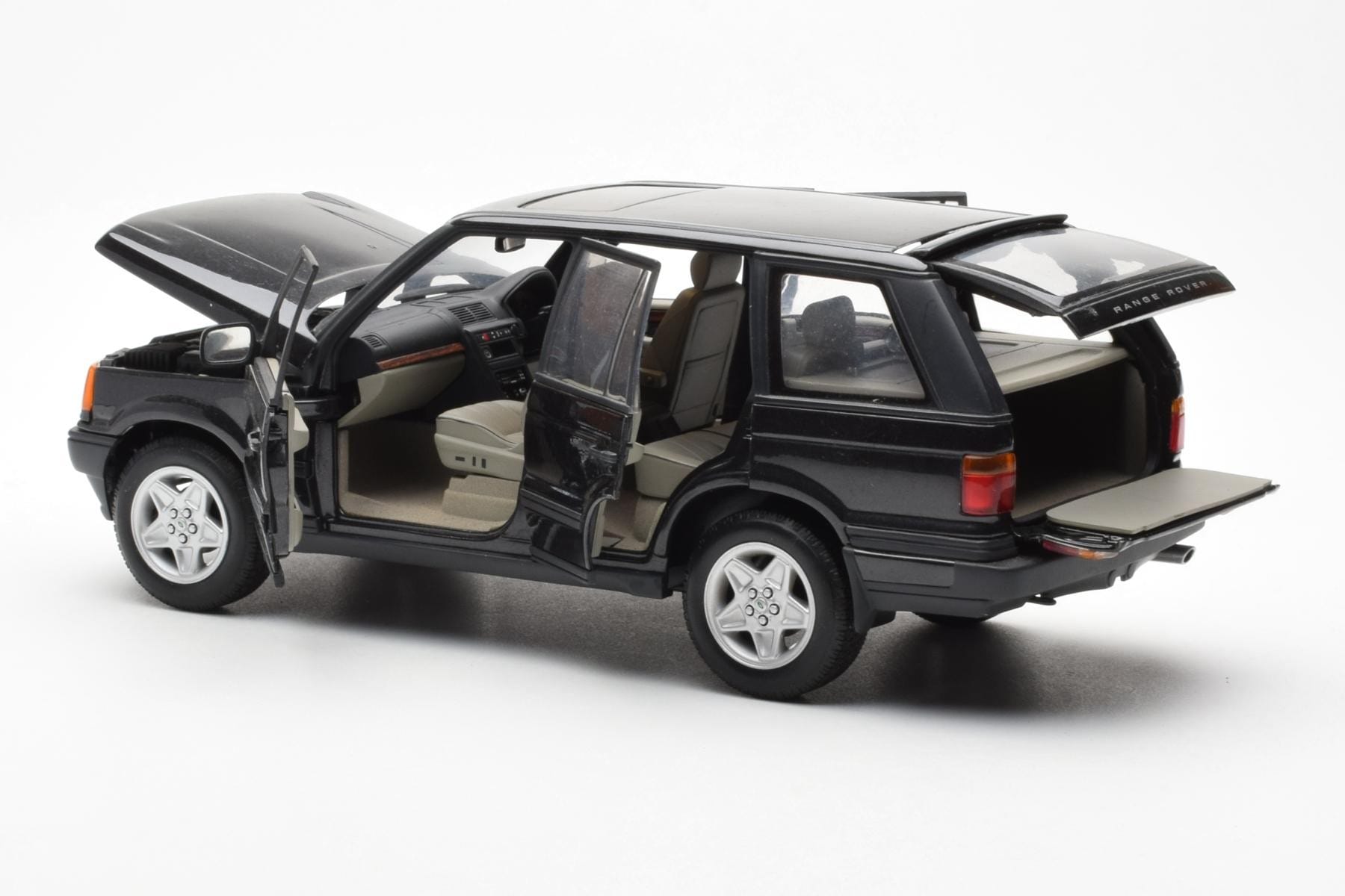 Range Rover P38 4.6 HSE Black Metallic AUTOart 1:18 70017 Diecast — photo 8 of 9