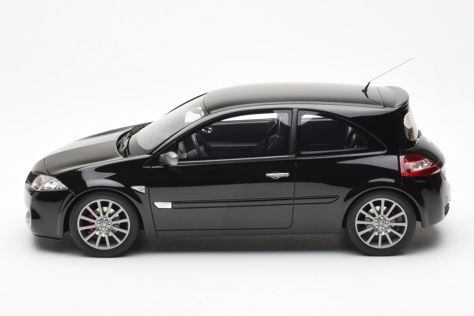 Renault Megane 2 RS Phase 2 Black Otto 1:18 OT1054 Resin — photo 3 of 6