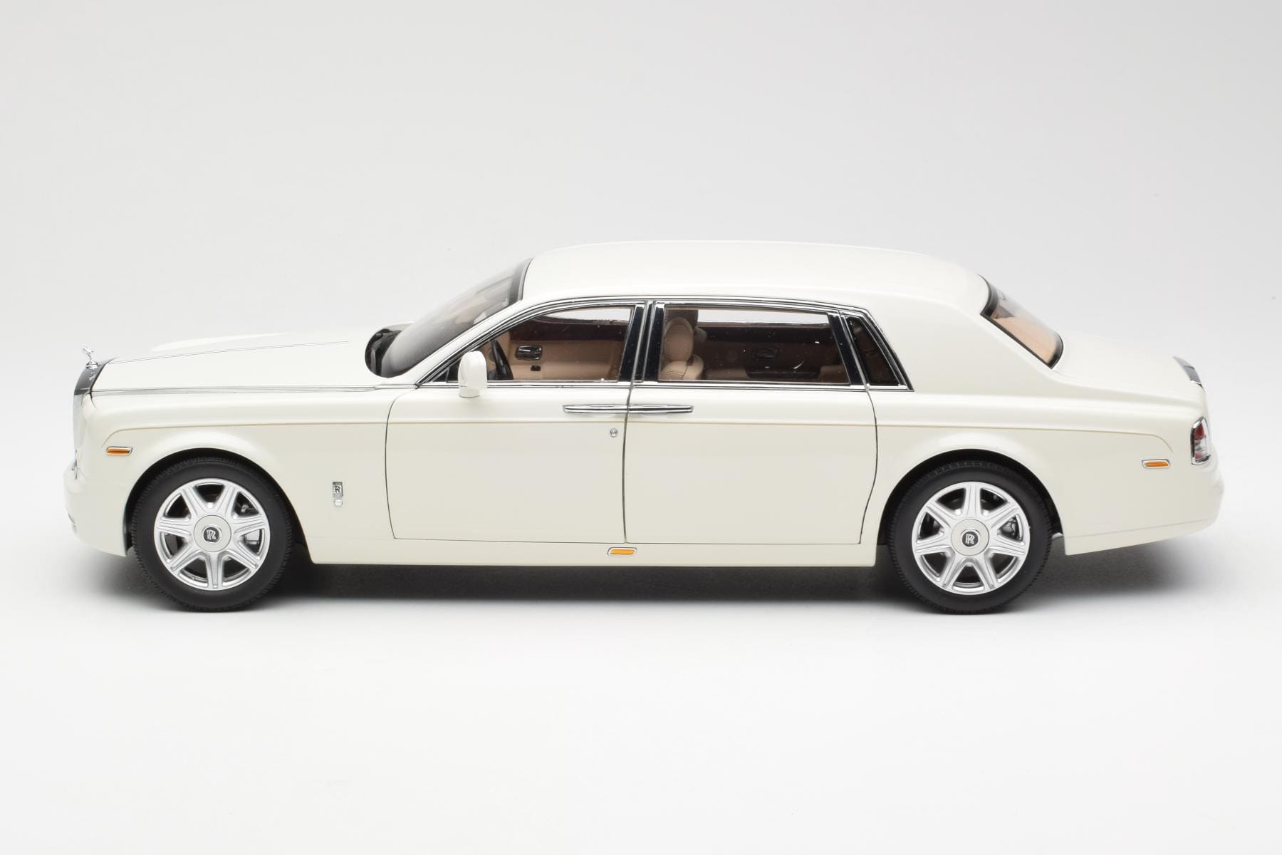 Rolls-Royce Phantom VII EWB English White Kyosho 1:18 08841EW2 Diecast — photo 4 of 8