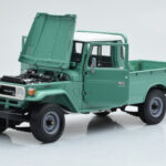 Toyota Land Cruiser 40 4x4 Pickup Green Kyosho 1:18 - image 2 of 8