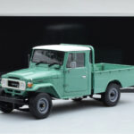 Toyota Land Cruiser 40 4x4 Pickup Green Kyosho 1:18 - image 8 of 8