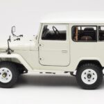 Toyota Land Cruiser FJ40 Van White Kyosho 1:18 08971W - image 4 of 8