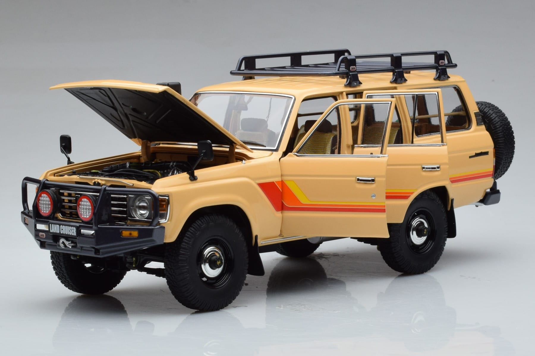 Toyota Land Cruiser 60 Beige With Optional Parts Kyosho 1:18 08956XBE Diecast — photo 2 of 12