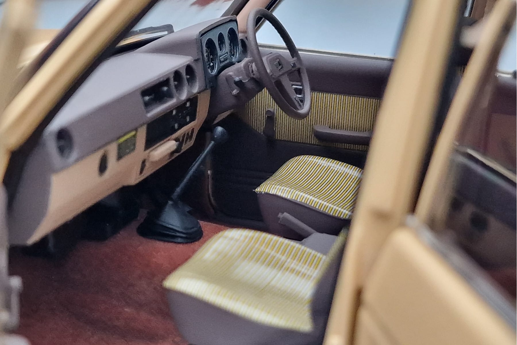 Toyota Land Cruiser 60 Beige With Optional Parts Kyosho 1:18 08956XBE Diecast — photo 11 of 12