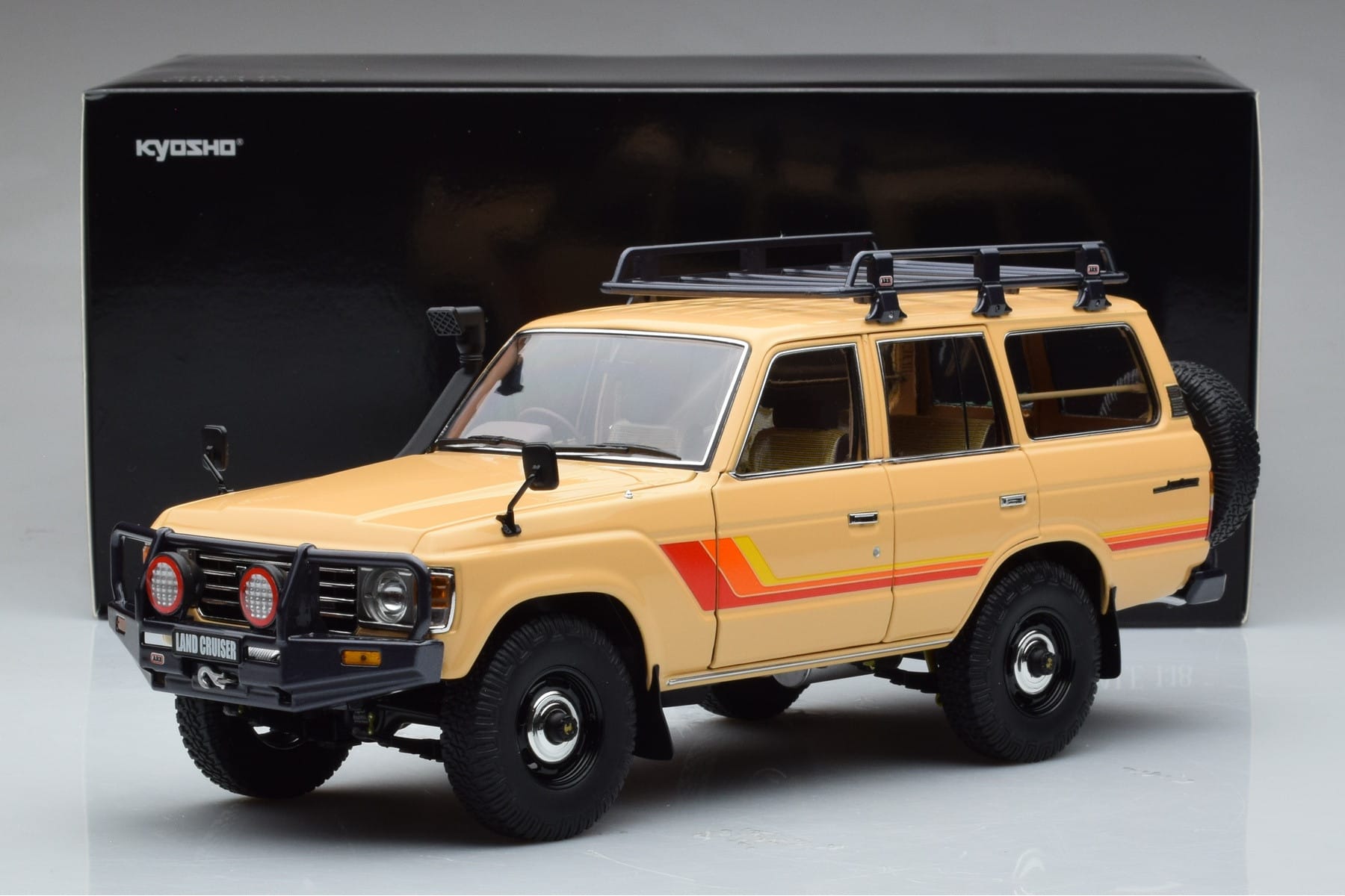 Toyota Land Cruiser 60 Beige With Optional Parts Kyosho 1:18 08956XBE Diecast — photo 12 of 12