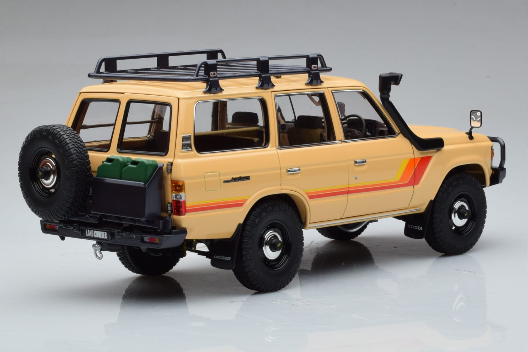 Toyota Land Cruiser 60 Beige With Optional Parts Kyosho 1:18 08956XBE Diecast — photo 3 of 12