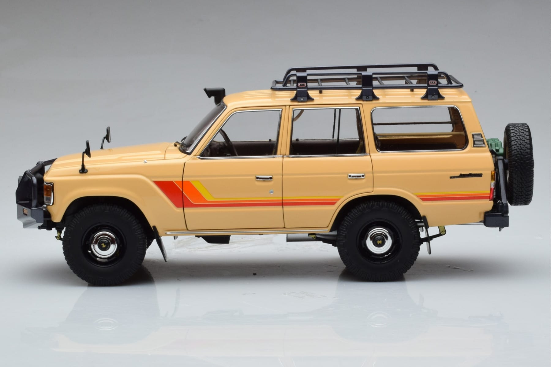Toyota Land Cruiser 60 Beige With Optional Parts Kyosho 1:18 08956XBE Diecast — photo 4 of 12