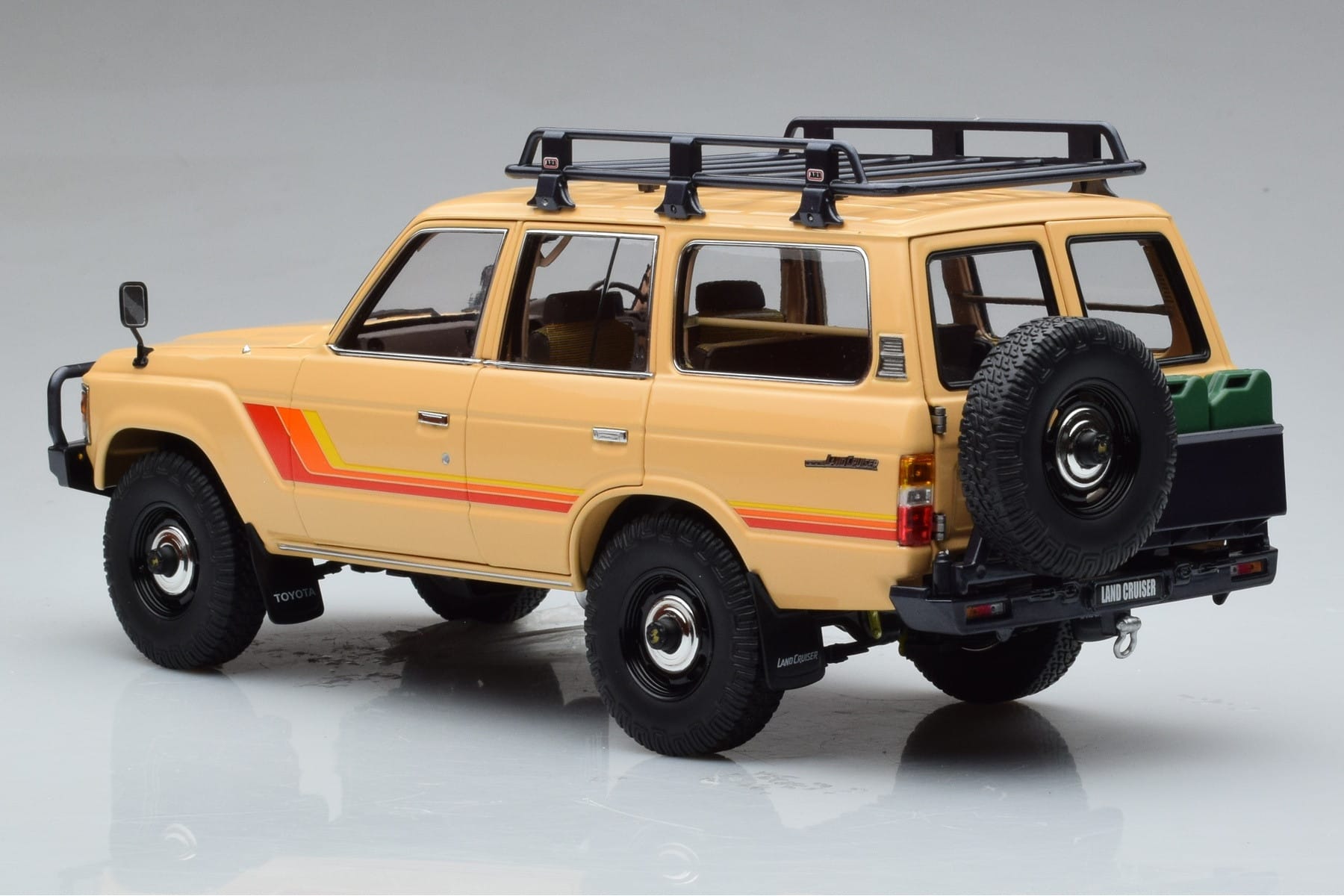 Toyota Land Cruiser 60 Beige With Optional Parts Kyosho 1:18 08956XBE Diecast — photo 6 of 12