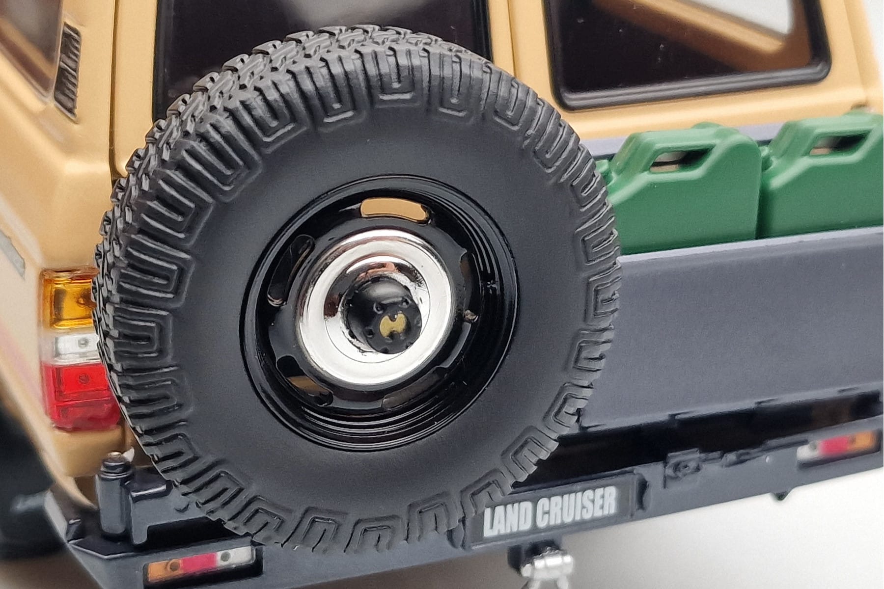 Toyota Land Cruiser 60 Beige With Optional Parts Kyosho 1:18 08956XBE Diecast — photo 7 of 12