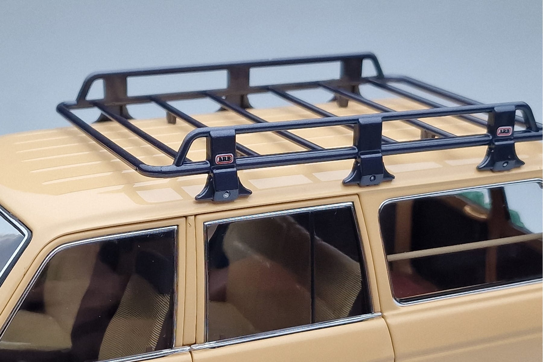 Toyota Land Cruiser 60 Beige With Optional Parts Kyosho 1:18 08956XBE Diecast — photo 8 of 12