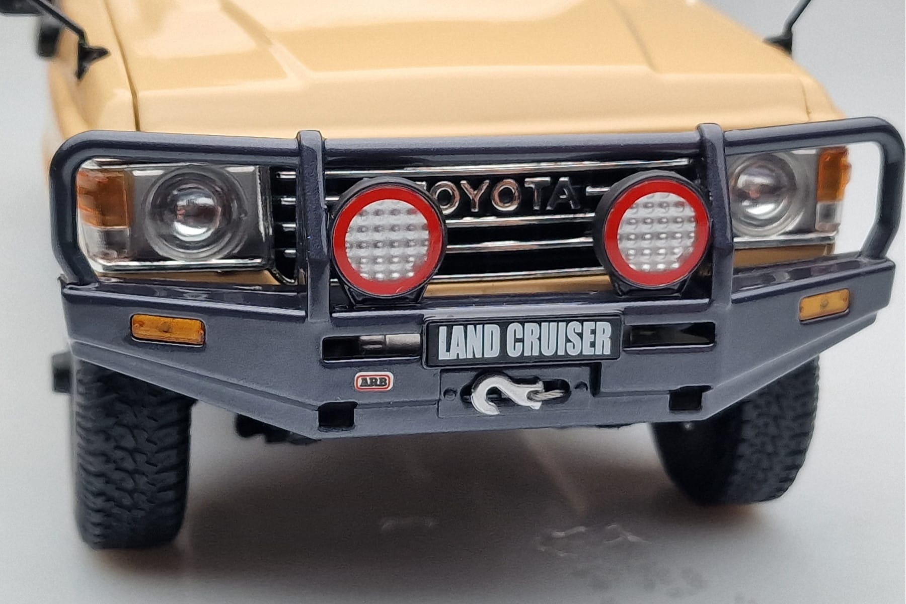Toyota Land Cruiser 60 Beige With Optional Parts Kyosho 1:18 08956XBE Diecast — photo 9 of 12