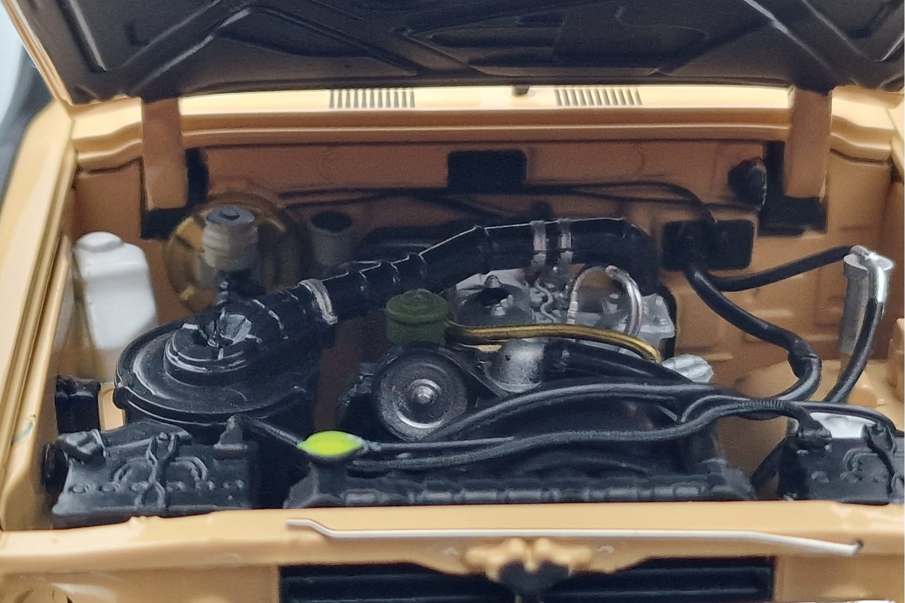 Toyota Land Cruiser 60 Beige With Optional Parts Kyosho 1:18 08956XBE Diecast — photo 10 of 12