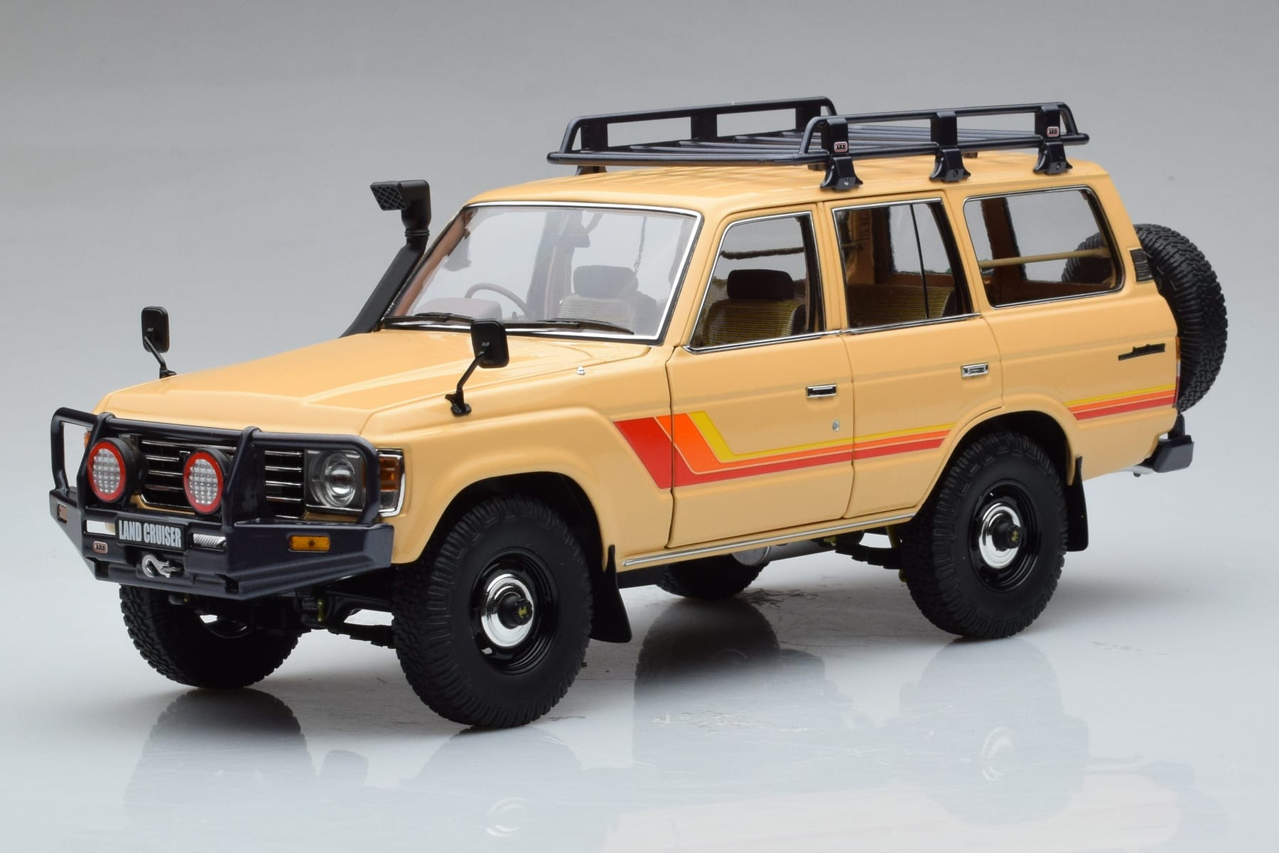 Toyota Land Cruiser 60 Beige With Optional Parts Kyosho 1:18 08956XBE Diecast