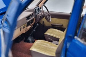 Toyota Land Cruiser 60 Blue With Optional Parts Kyosho 1:18 08956XBL Diecast — photo 10 of 11