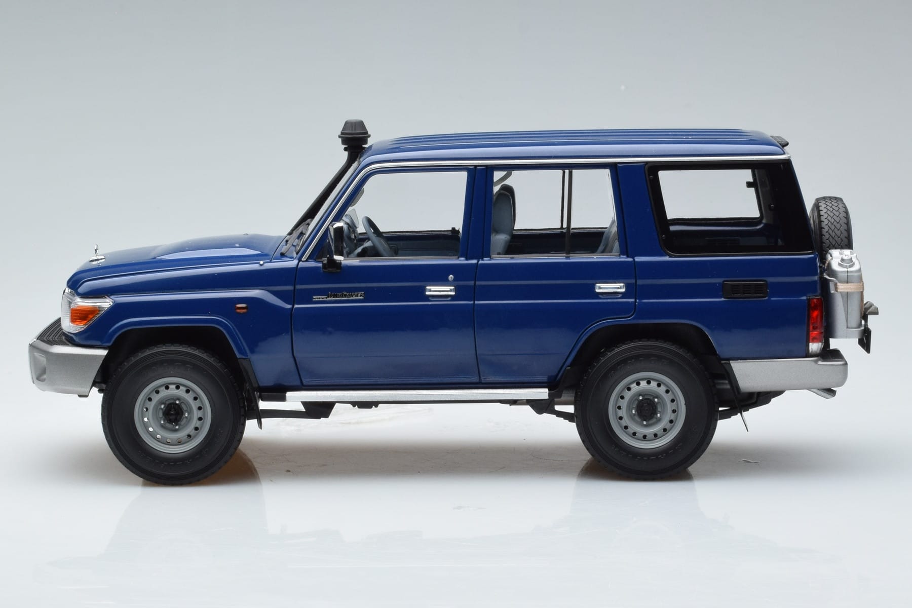 Toyota Land Cruiser J76 Blue Almost Real 1:18 870101 Diecast — photo 4 of 7