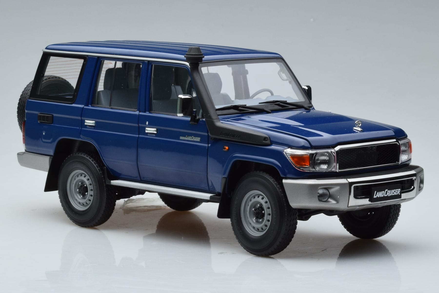 Toyota Land Cruiser J76 Blue Almost Real 1:18 870101 Diecast — photo 5 of 7