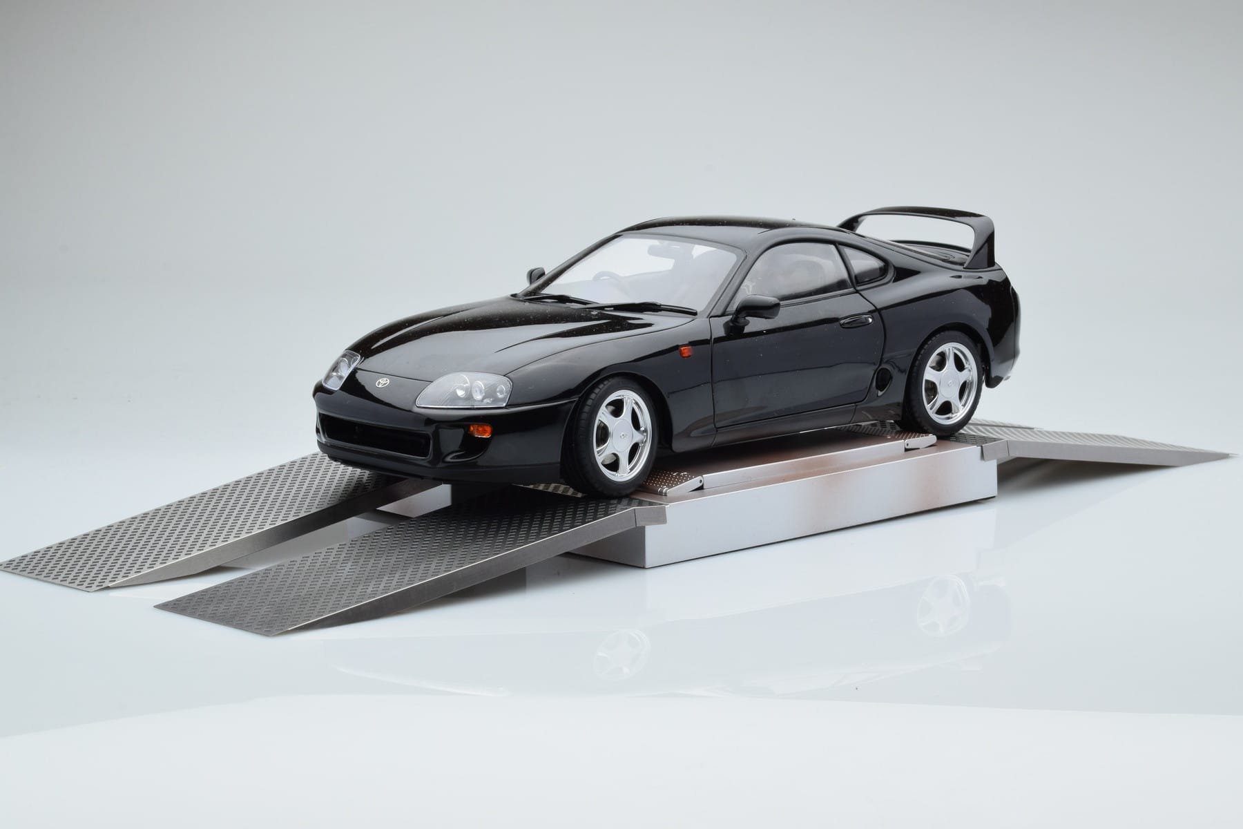 Toyota Supra A80 Black LCD 1:18 LCD18020-BL Diecast — photo 5 of 7