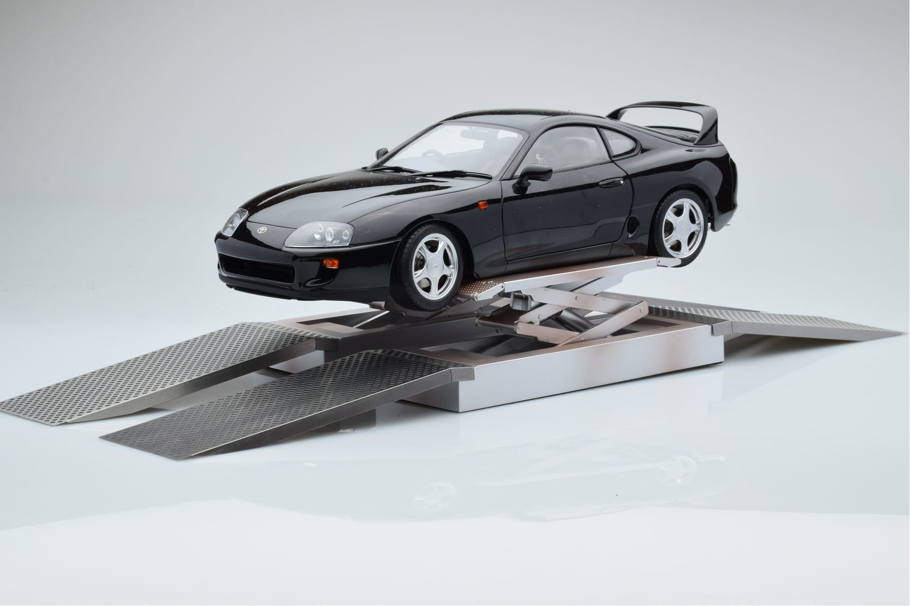 Toyota Supra A80 Black LCD 1:18 LCD18020-BL Diecast — photo 6 of 7