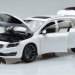 Volvo V60 D3 Crystal White FAW 1:18 - image 2 of 7