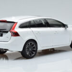 Volvo V60 D3 Crystal White FAW 1:18 - image 3 of 7